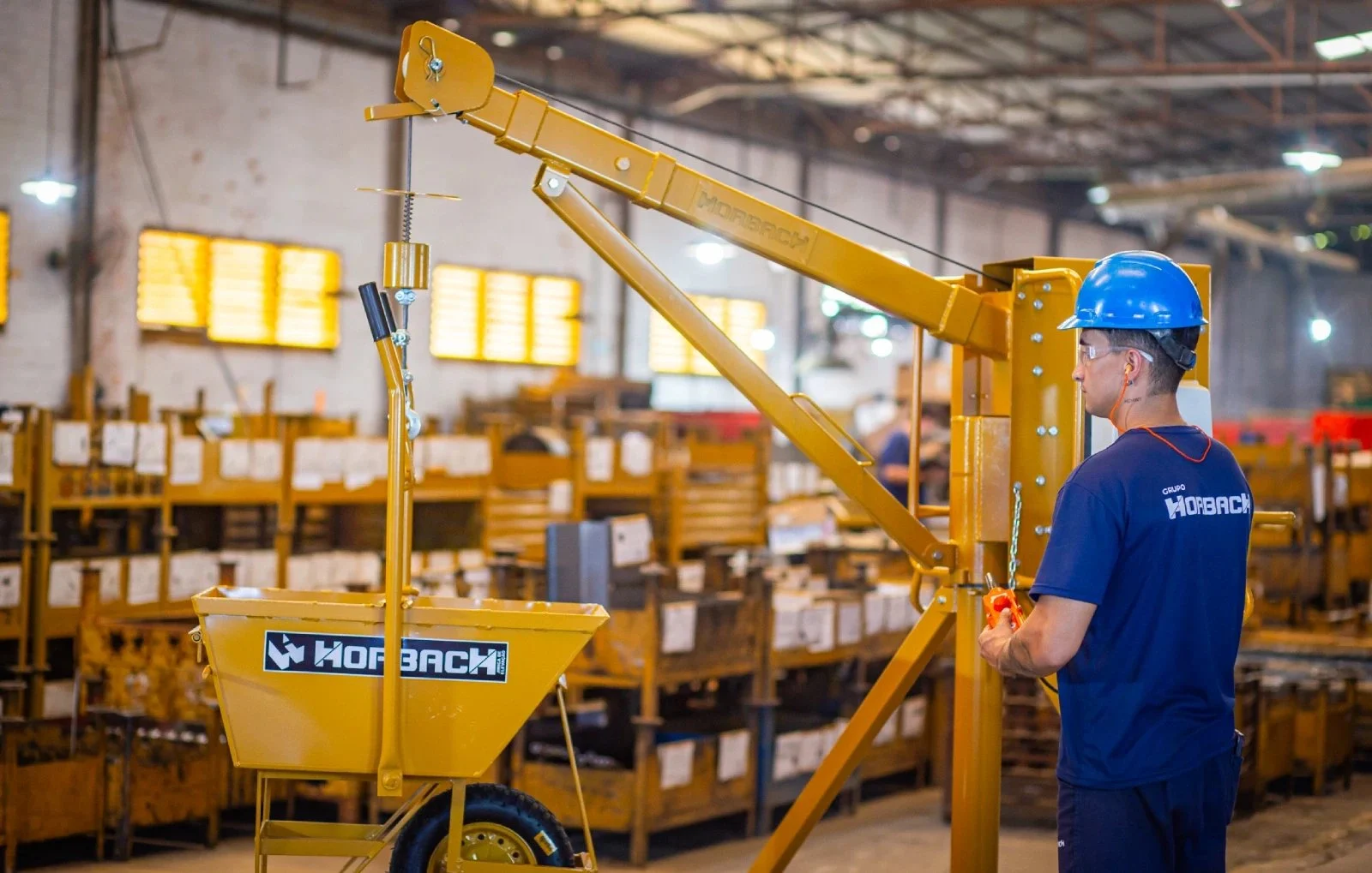 Colaborador Horbach operando mini-grua na fábrica